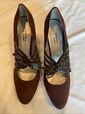 Valley Lane Women's Dark Brown Suede Pointed Toe Pumps with Patent Bow